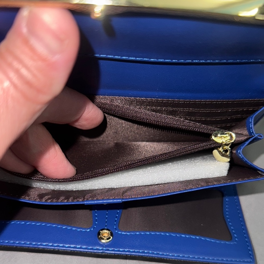 Marlekarida Elegant Blue Wallet with Gold Accent - Picture 5 of 15